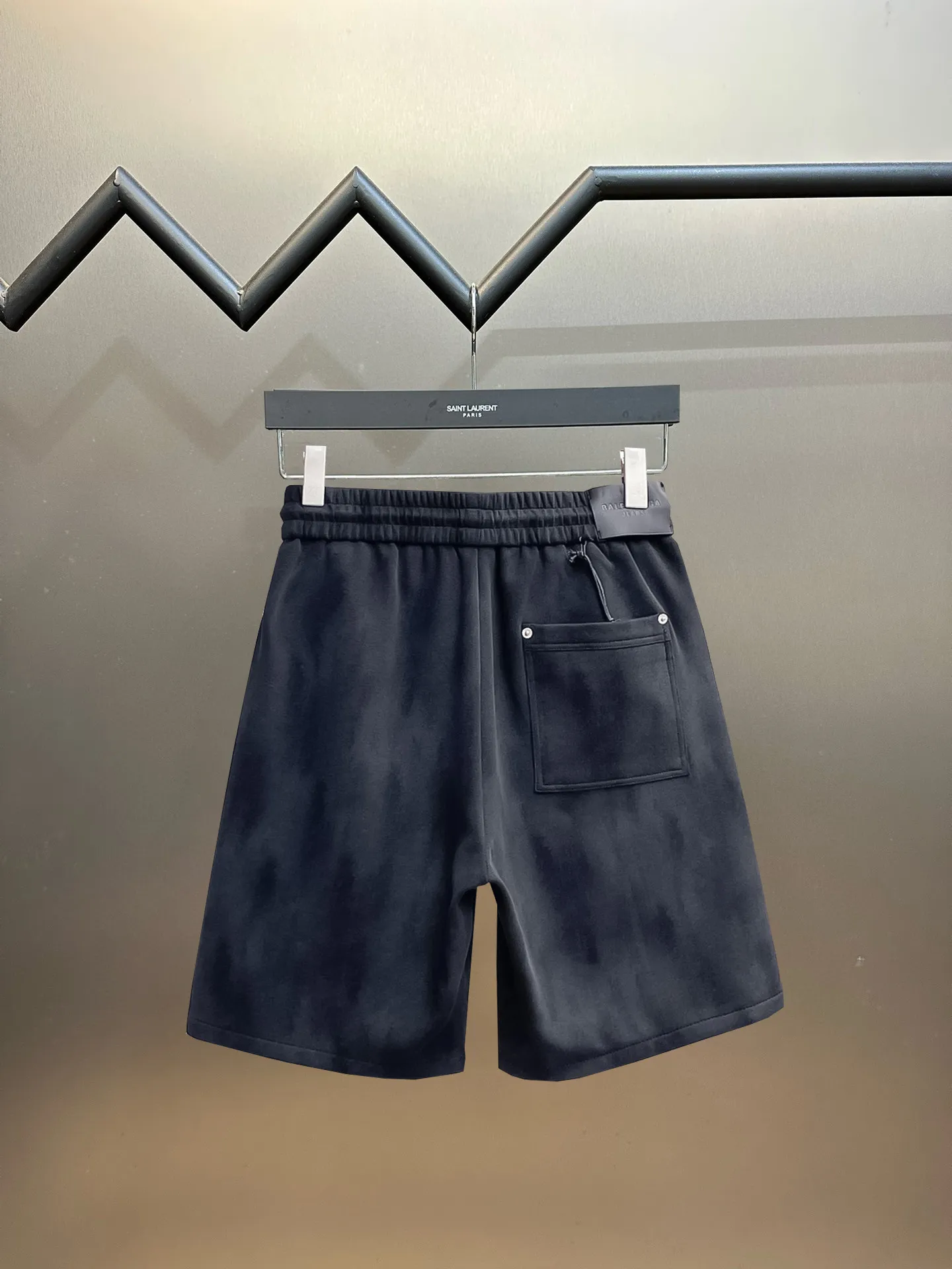 Balenciaga's three-standard complete 2026 summer New Arrival men's casual shorts, advanced custom-made Breathable fabric, Breathable fabric, extremely stretchy and comfortable, impeccable details, top-grade accessories, original logo design concept, delicate and soft feel! The upper body fit is awesome! Size: M-XXXL Please state your height and weight when ordering